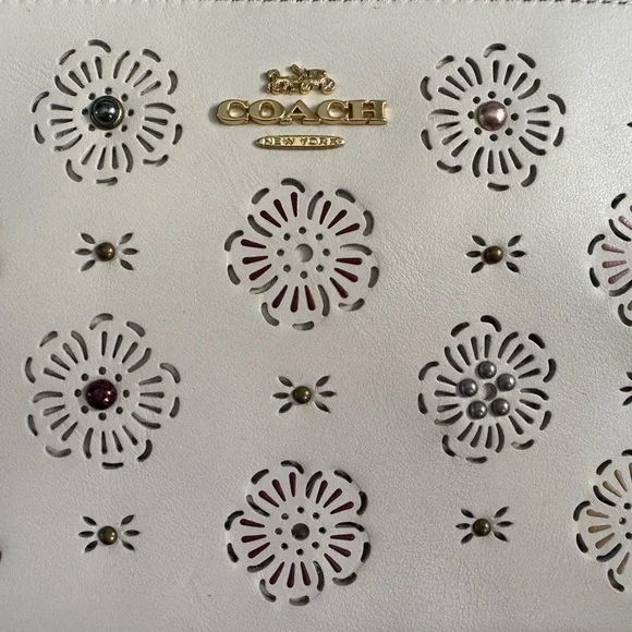 BNWOT Coach Small Wristlet With Cut Out Tea Rose – Cream/Gold - Picture 3 of 14